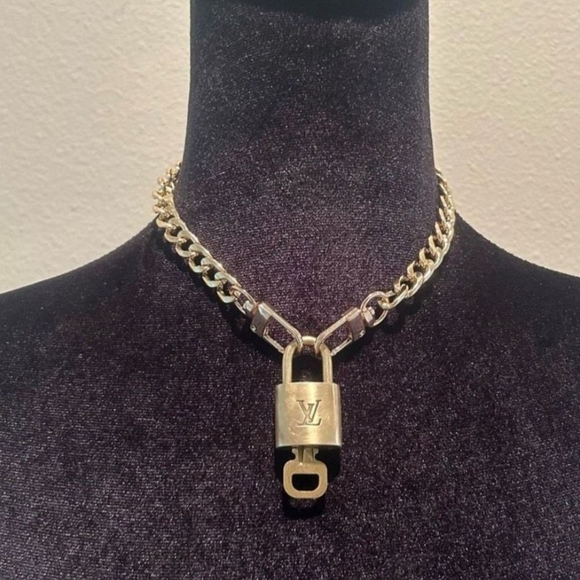 Authentic Louis Vuitton #319 Lock & Key Gold Brass w Short 15 " New Chain - Picture 1 of 4
